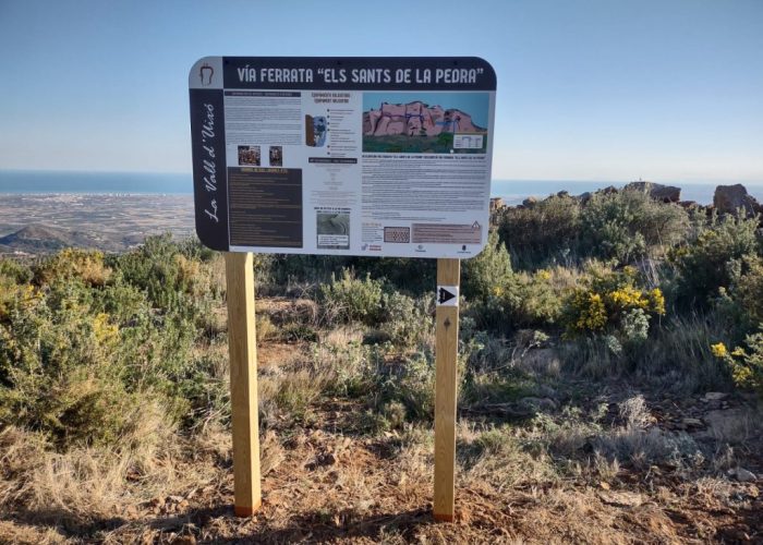 Cartel informativo de la via ferrata. Inicio de la infraestructura.