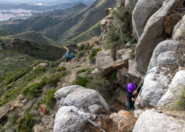 Senda-de-aproximacion-via-ferrata-scaled